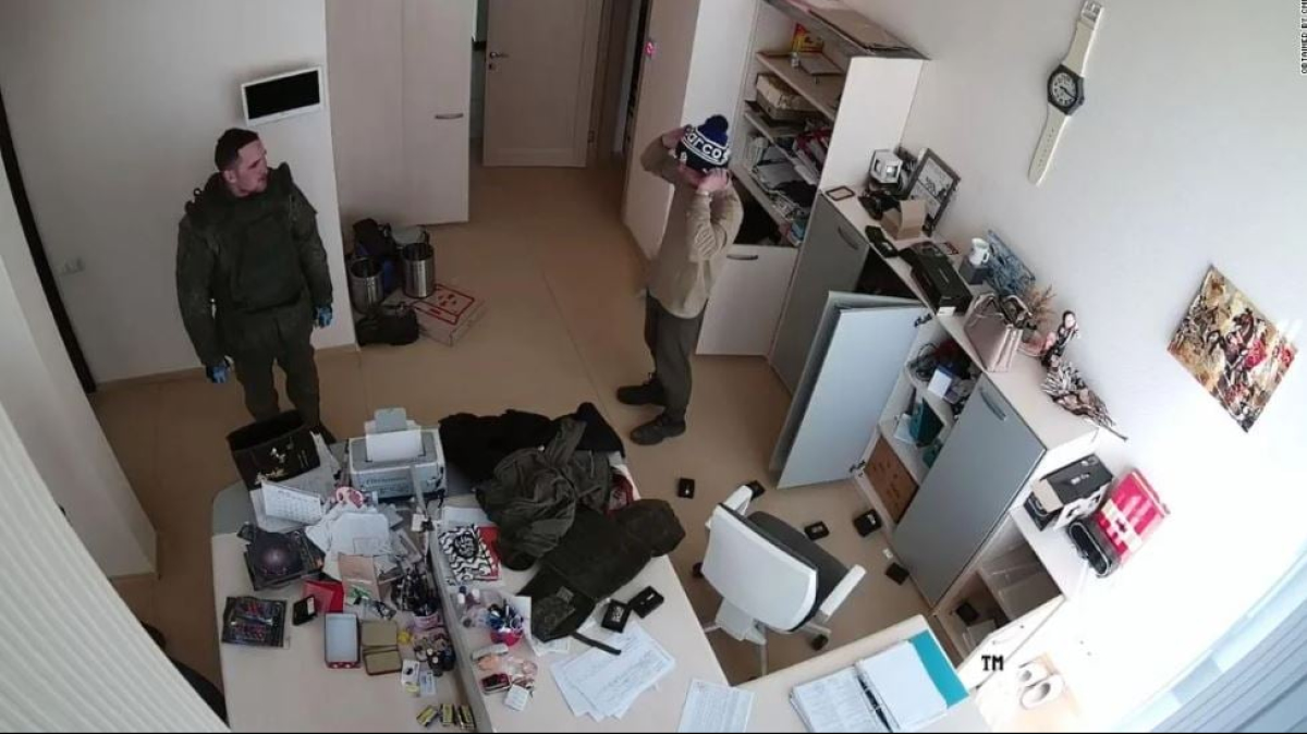 CNN показало відео вбивства окупантами і мародерства