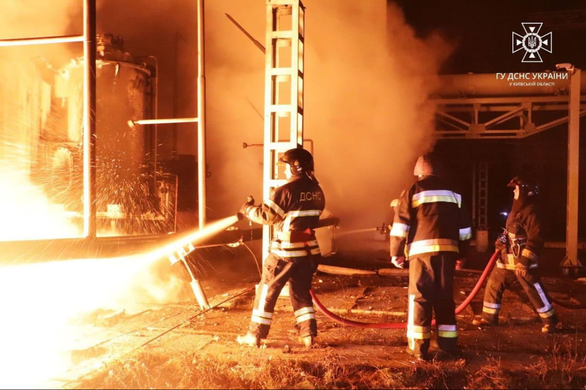Рятувальники гасять пожежу на енергетичному об'єкті на Київщині
