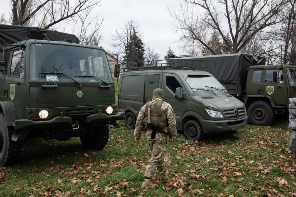 Автомобілі та військововослужбовець