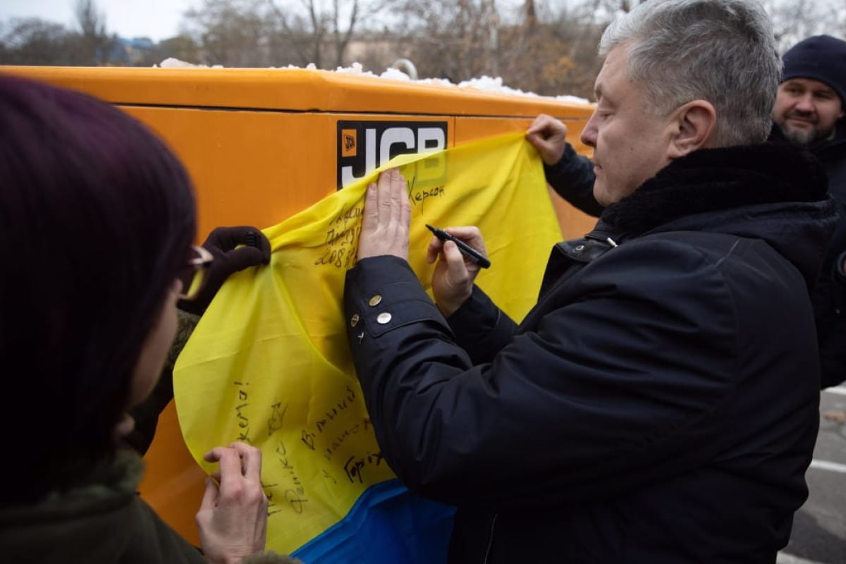 Порошенко зустрівся з волонтерами