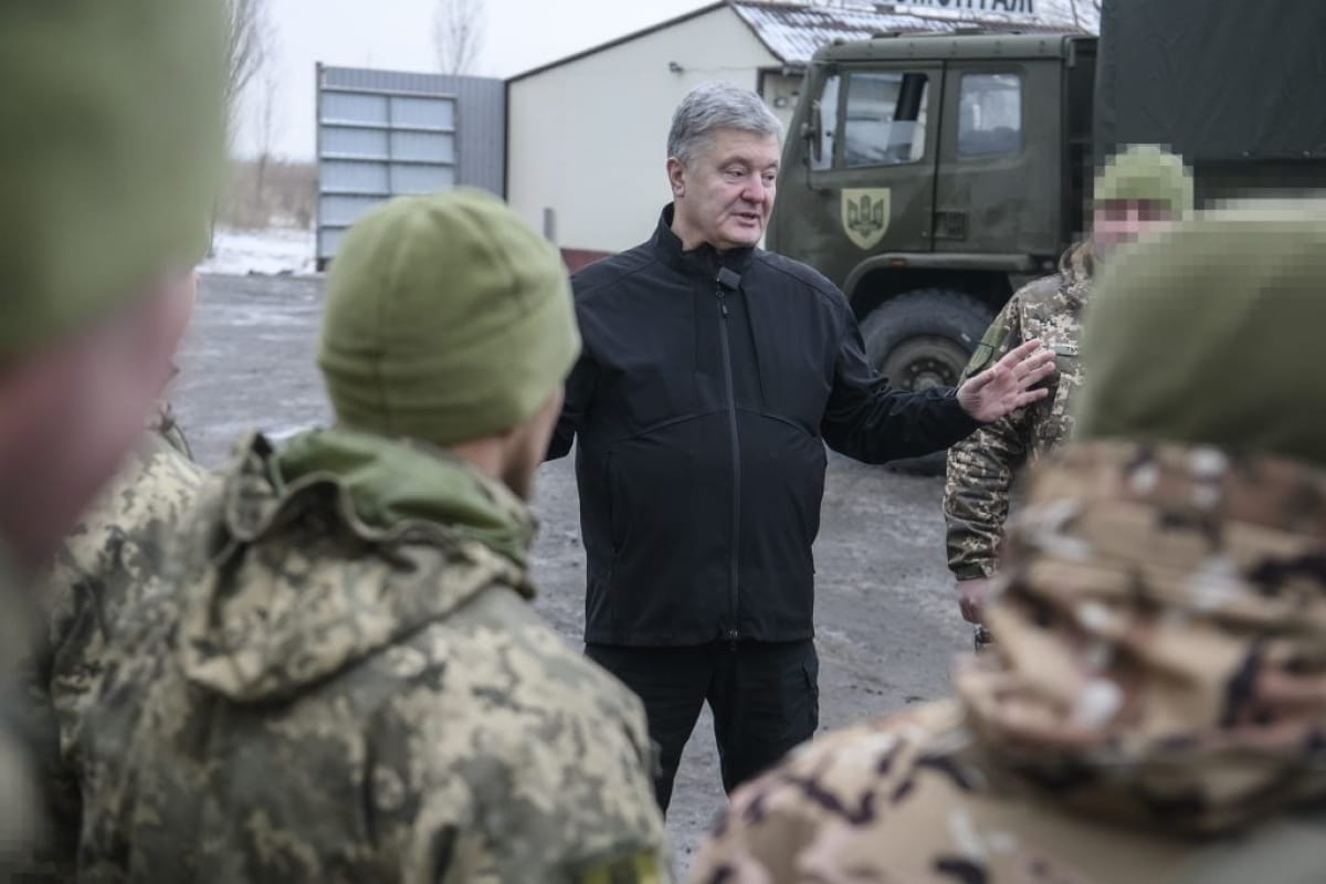 Порошенко привіз вантажівки з причепами у бригаду артрозвідки