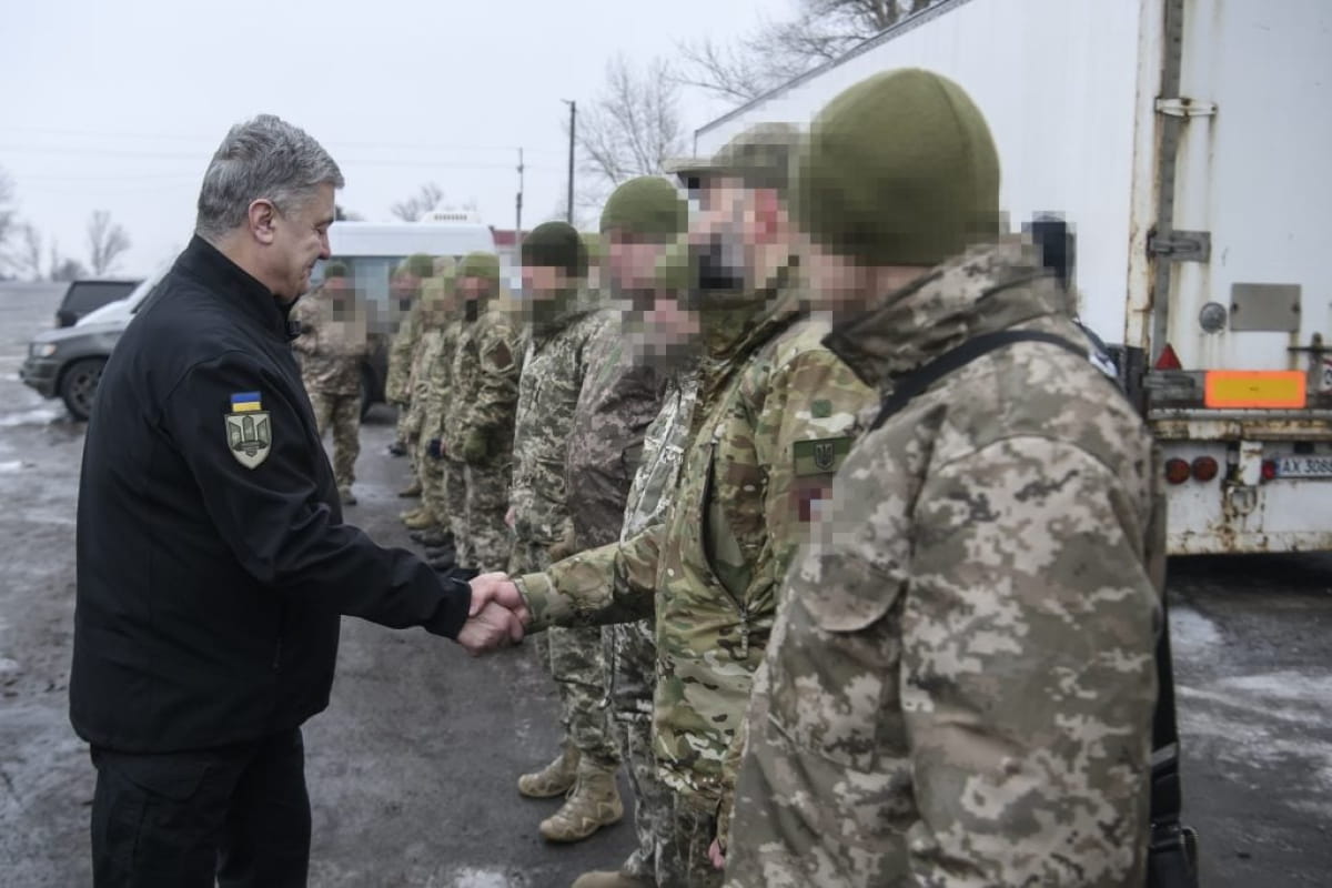 Порошенко привіз вантажівки з причепами у бригаду артрозвідки