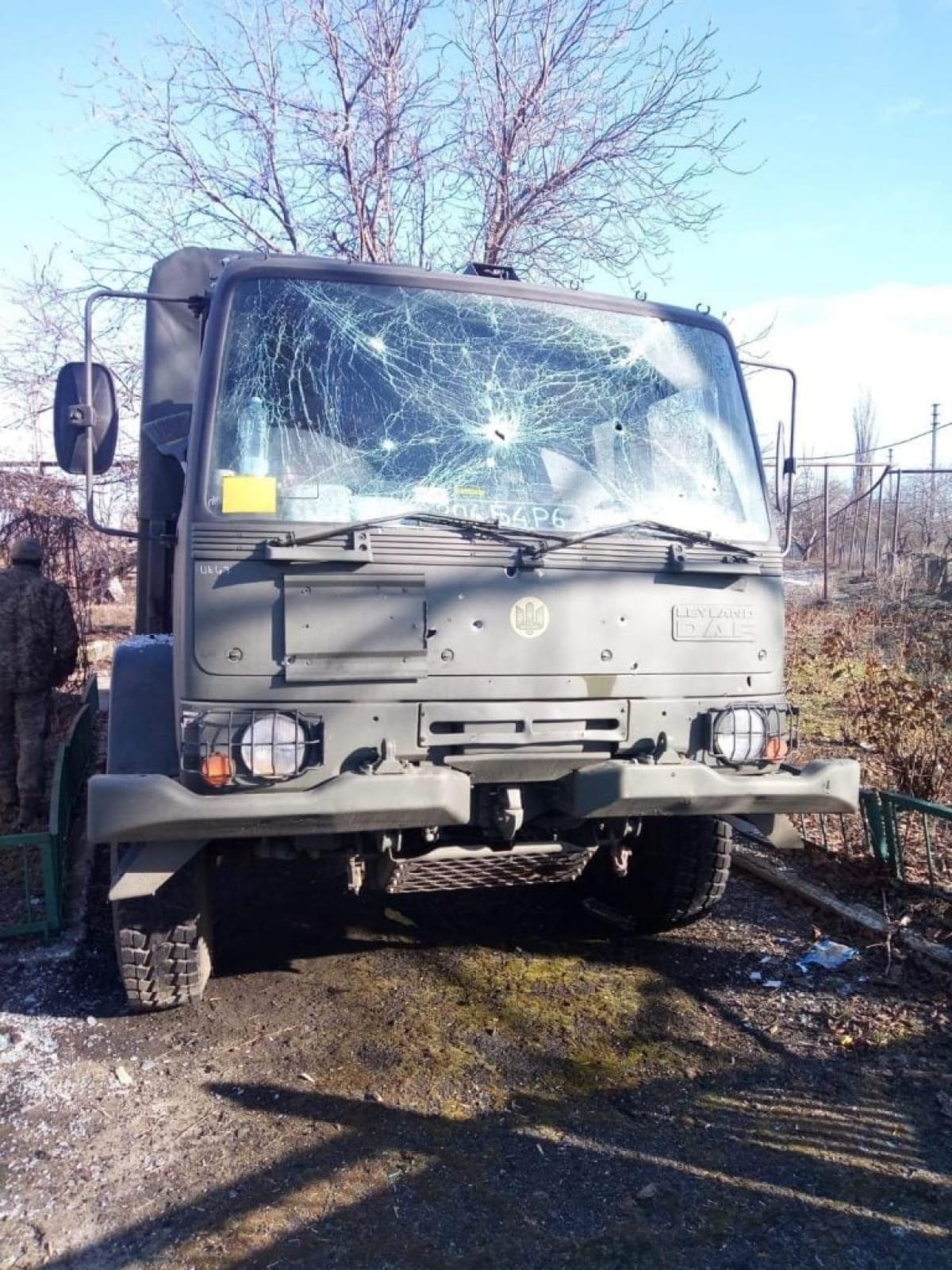 Українська вантажівка після ворожого обстрілу