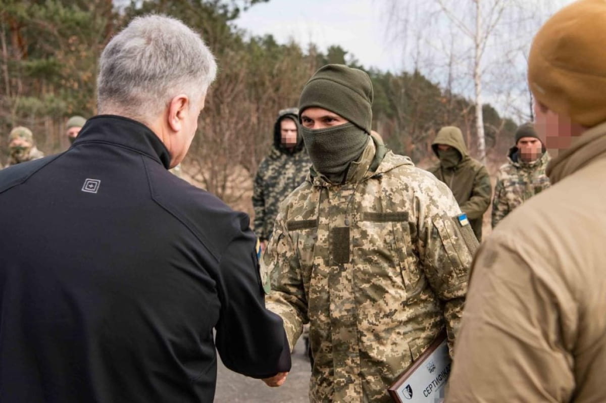 Петр Порошенко и украинские защитники