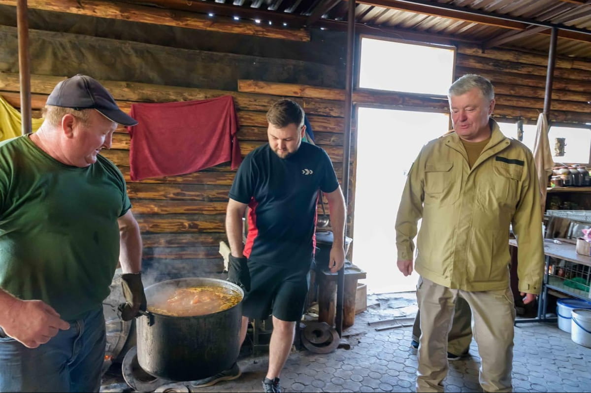 Порошенко з волонтерами