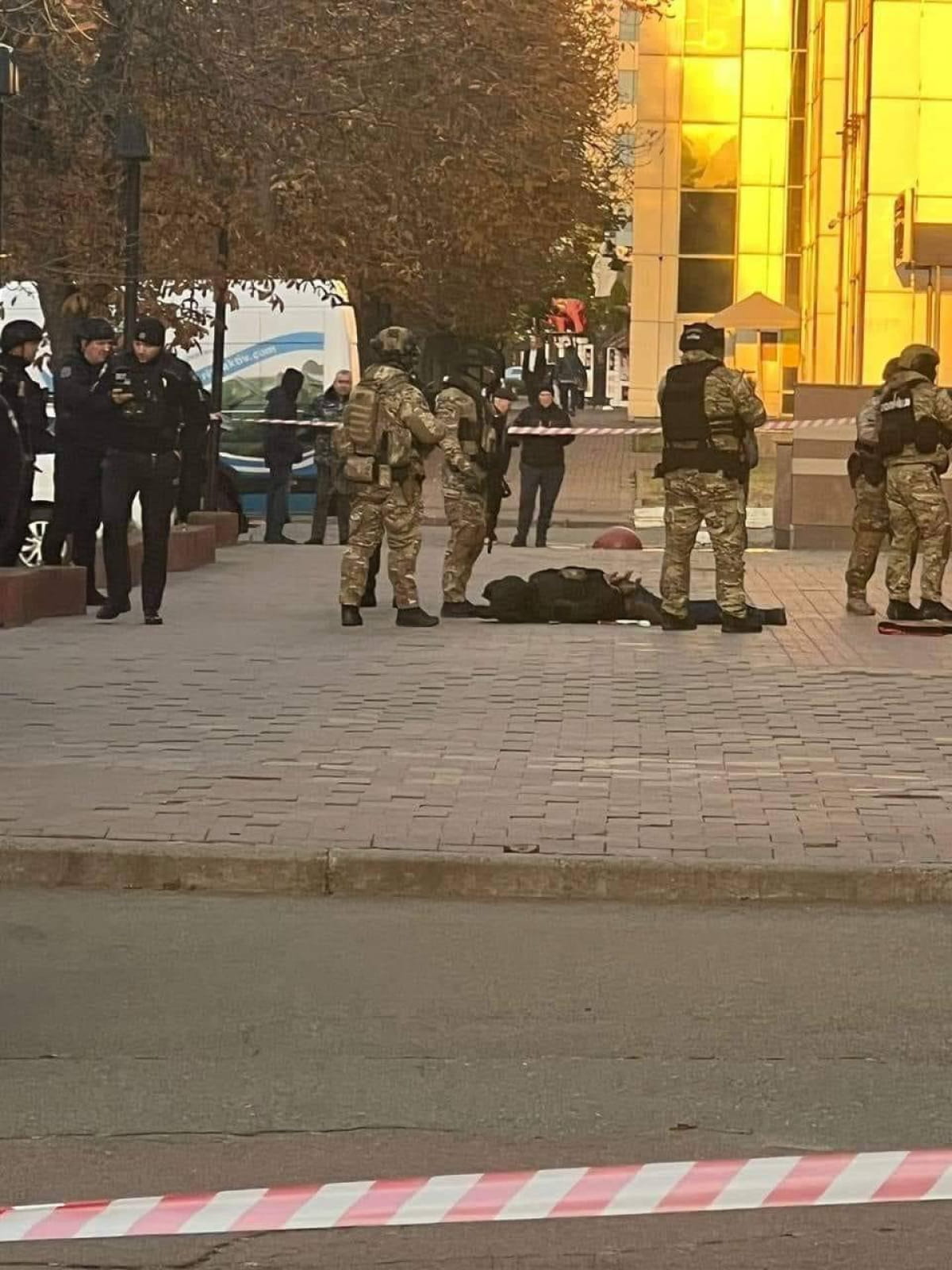 У Києві затримали озброєного чоловіка, який захопив бізнес-центр