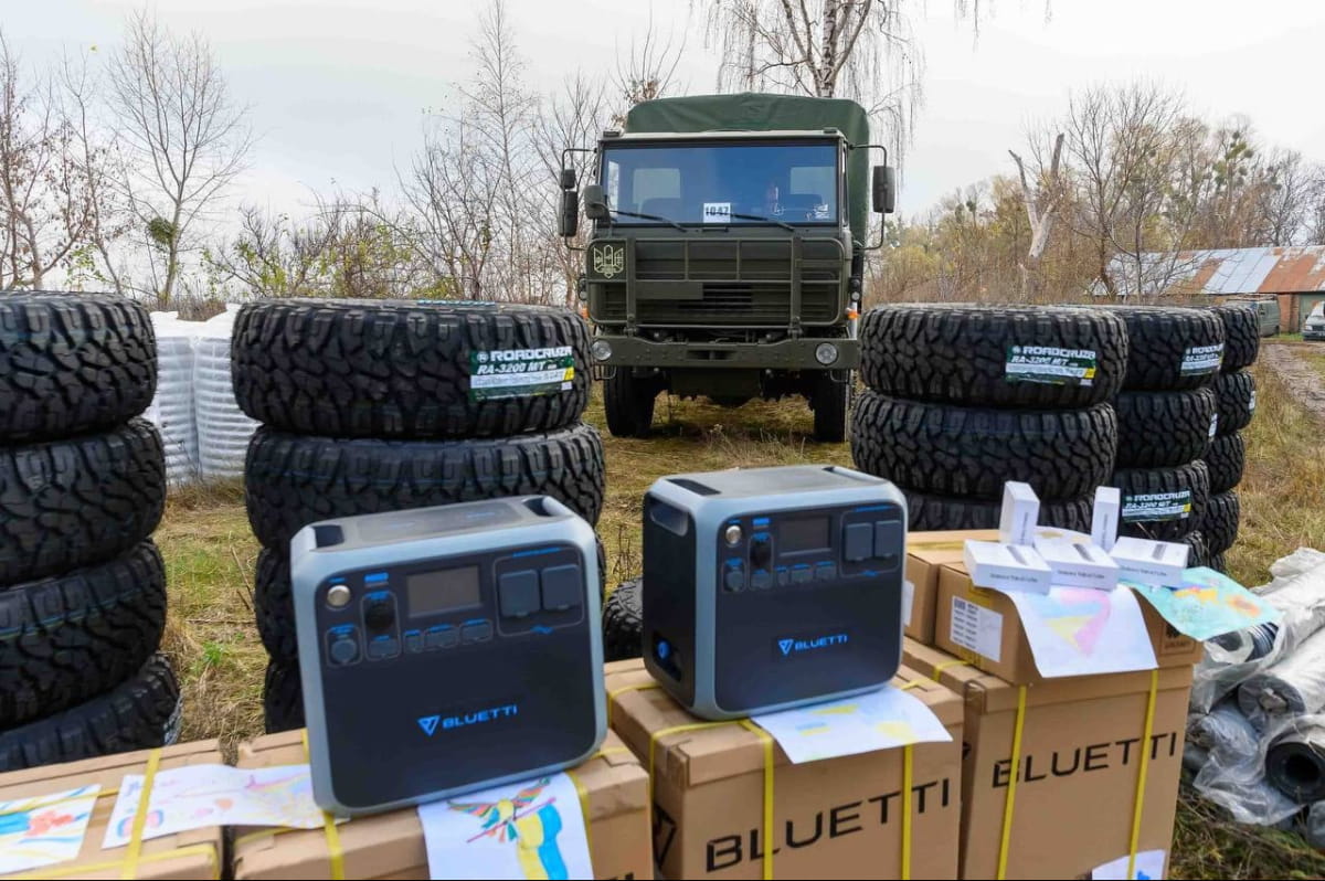 Команда Порошенка передала танковій бригаді техніку та спорядження для бліндажів