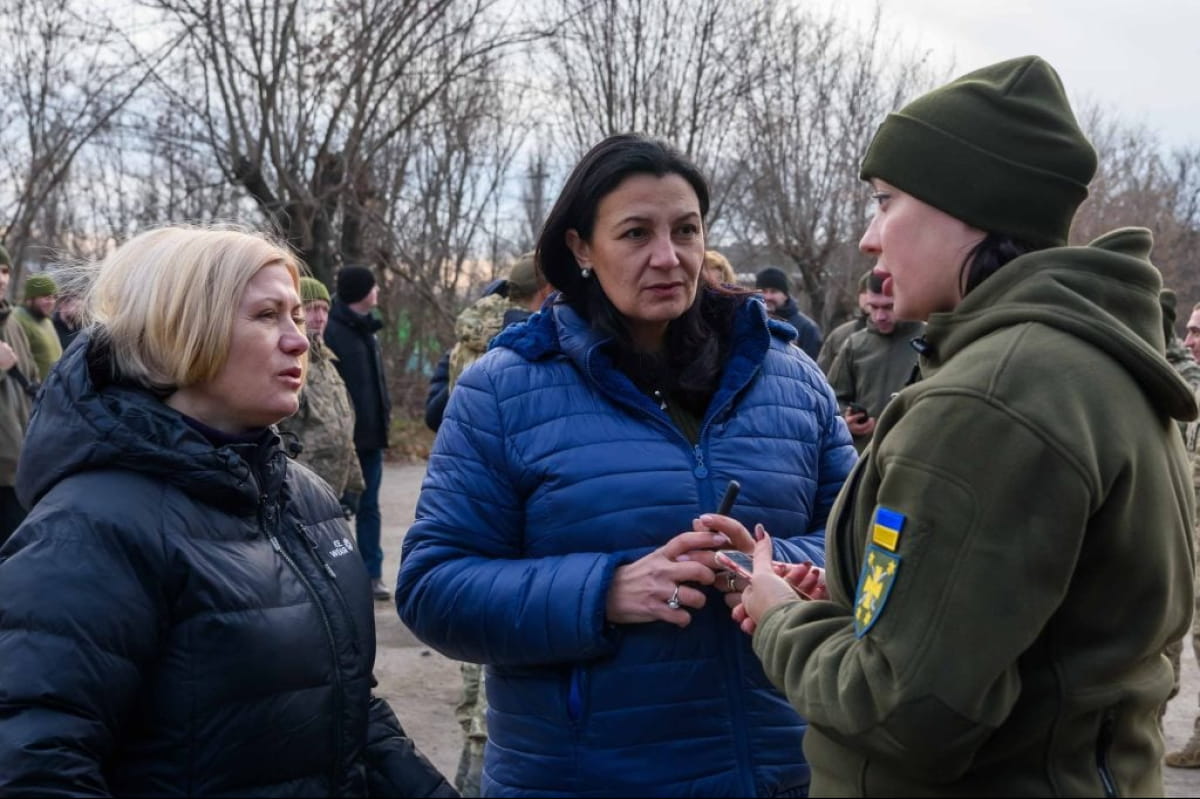 Порошенко з командою привіз техніку в 10-й армійський корпус ЗСУ