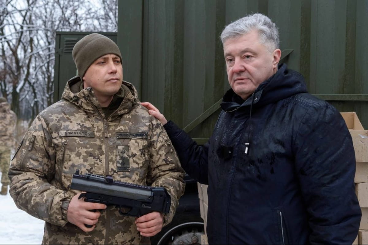 Петр Порошенко и украинский защитник