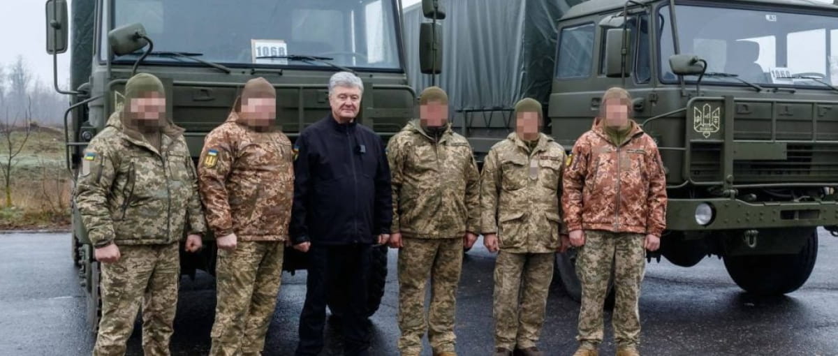 Порошенко передав вантажівки та гідрокостюми бійцям ЗСУ