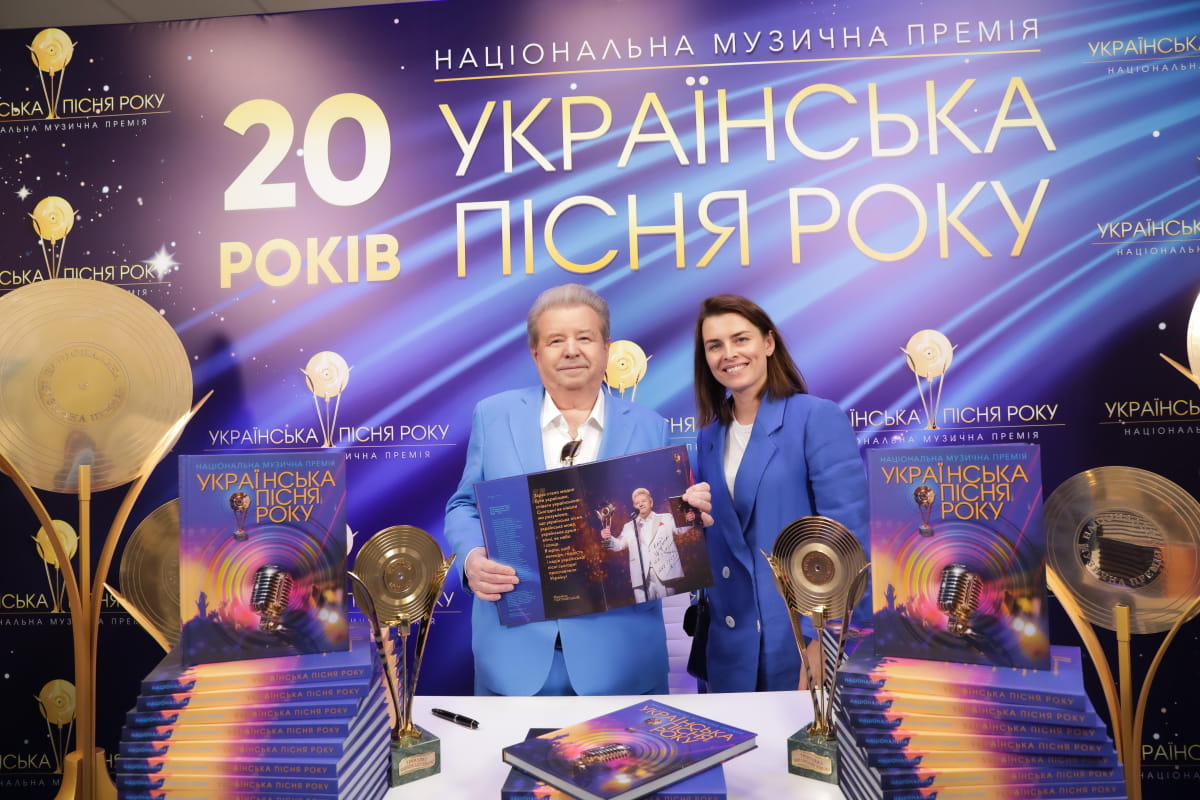 Автографсесія з нагоди виходу книги “Українська пісня року”. Михайло Поплавський та режисерка-постановниця Національної музичної премії "Українська пісня року", випускниця КНУКіМ Катя Царик