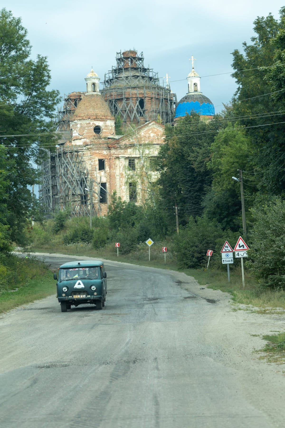 Техника с символом наступления Сил обороны