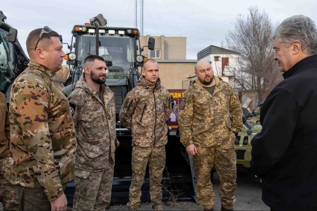 Порошенко привіз допомогу війську