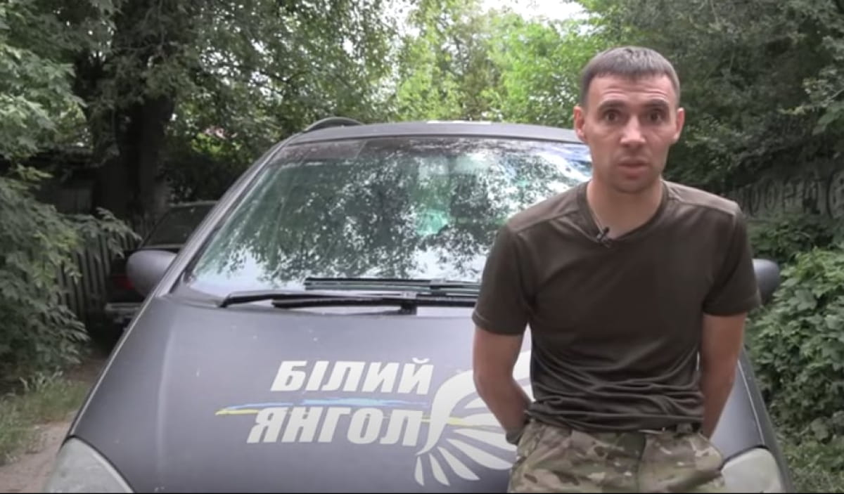 Поліцейський Василь Піпа евакуює людей