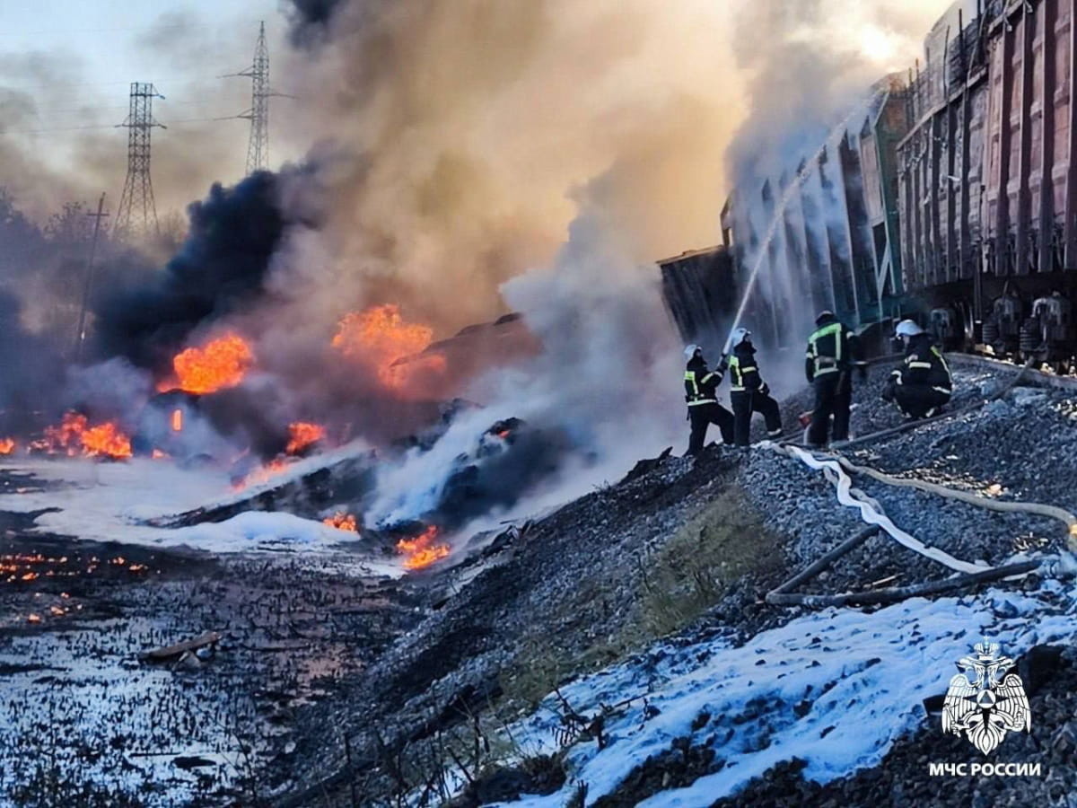 У Смоленську фура "атакувала" локомотив: здійнялася масштабна пожежа (Відео)