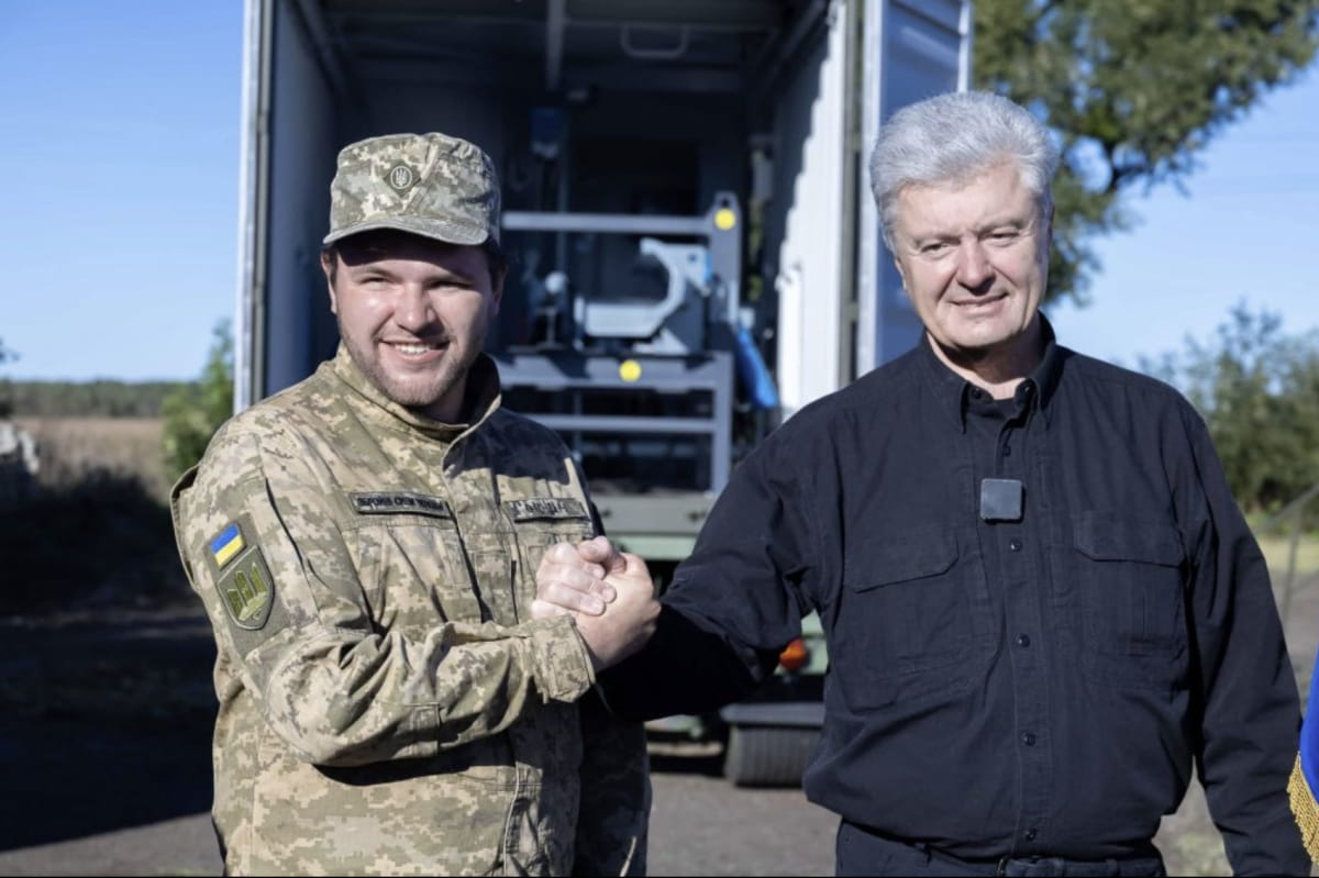 Петро Порошенко привіз подарунки військовим