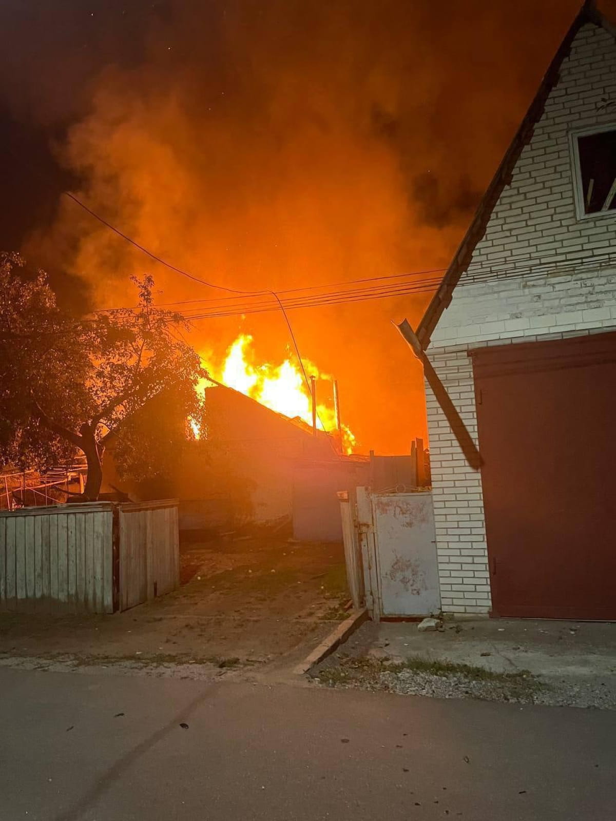 Київщина під обстрілом: унаслідок ударів ворога загорілися будинки та авто, є постраждалі (Відео)