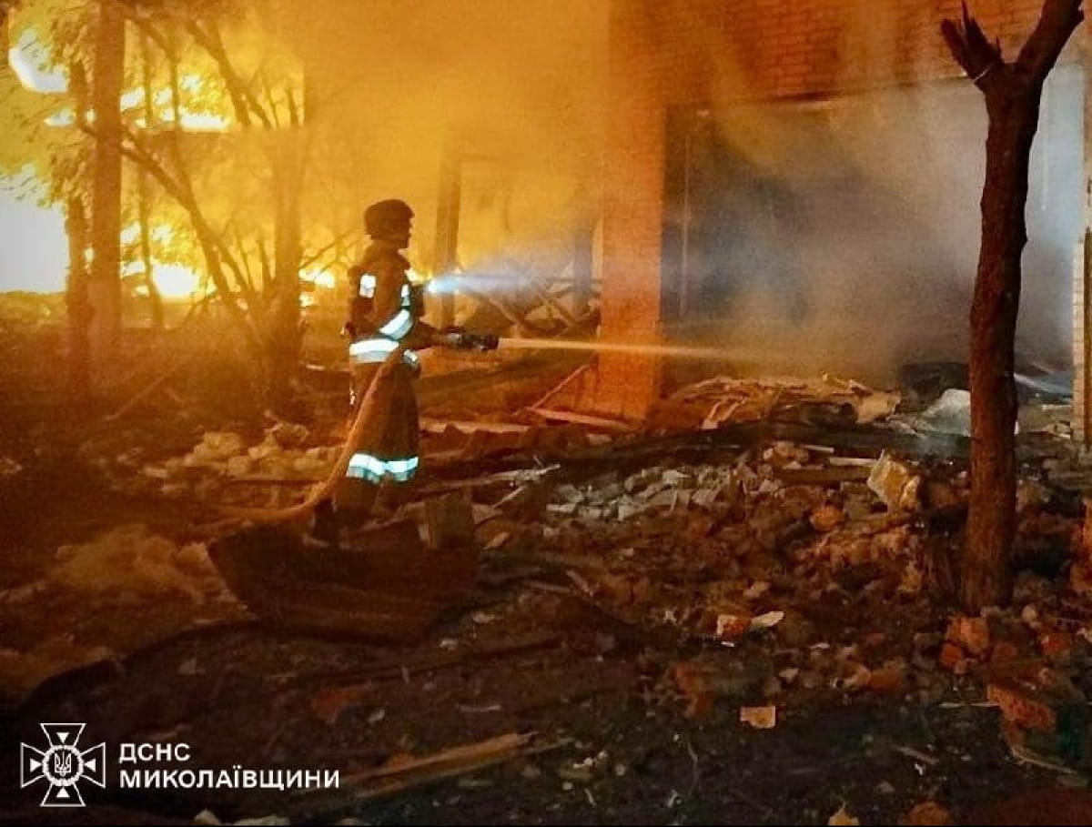 Масштабна пожежа в Очакові після атаки рф (Відео)