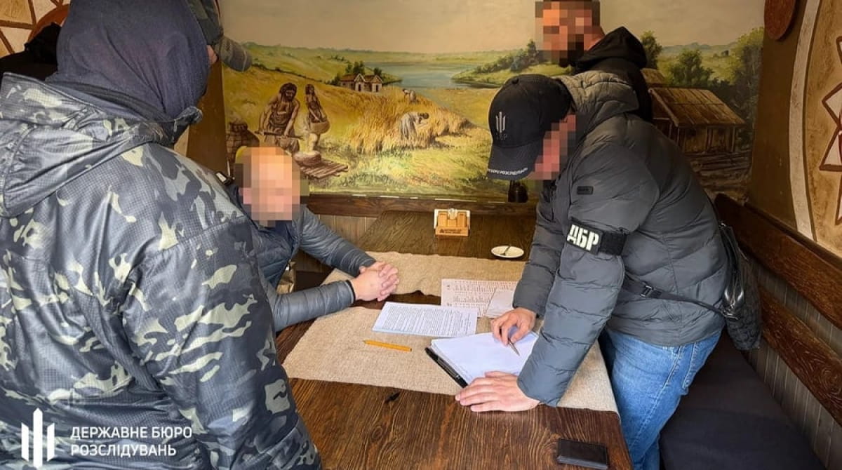 Справа про хабар у $100 тисяч: суд узяв під варту топчиновника Укрзалізниці