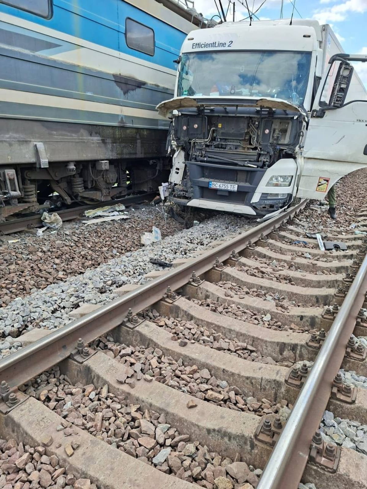 Вагони цілі, водій утік: на Львівщині вантажівка зіткнулася з потягом Перемишль – Київ
