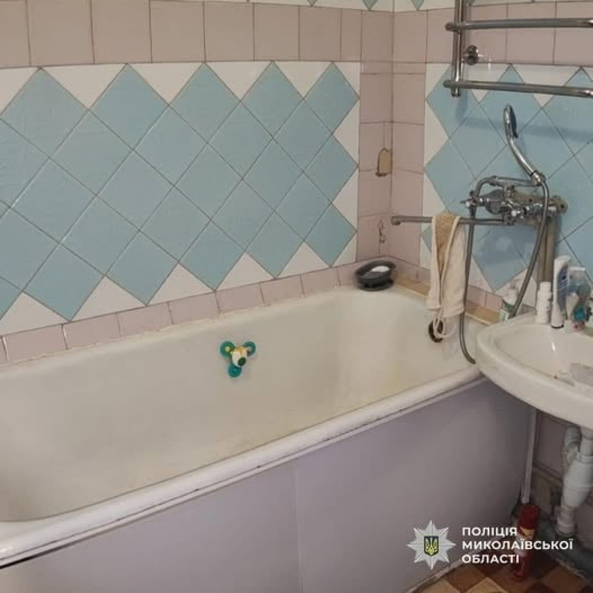 У Миколаєві 2-річний хлопчик втопився у ванній, поки мати була в іншій кімнаті: жінці загрожує термін