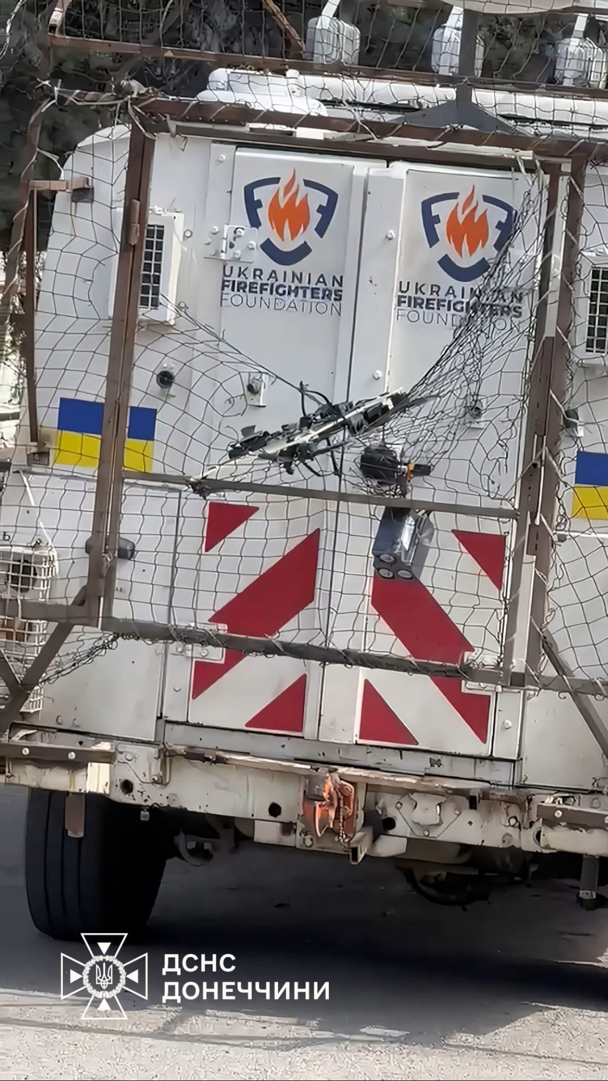 російські військові атакували рятувальників – FPV-дрон влучив в евакуаційний автомобіль