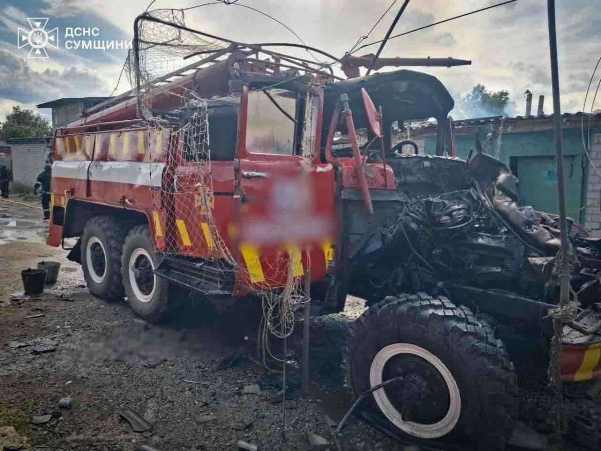 рф атакували рятувальників на Сумщині: пошкоджена пожежна ча