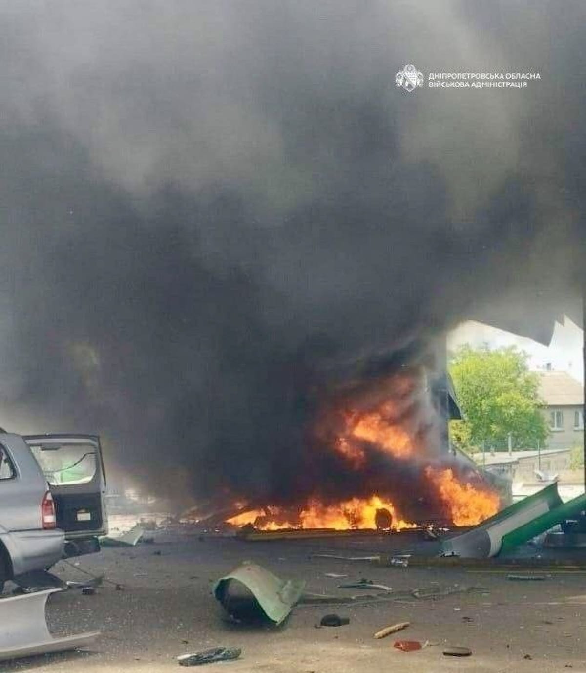 Росіяни вдарили по двох АЗС на Дніпропетровщині: поранено чо