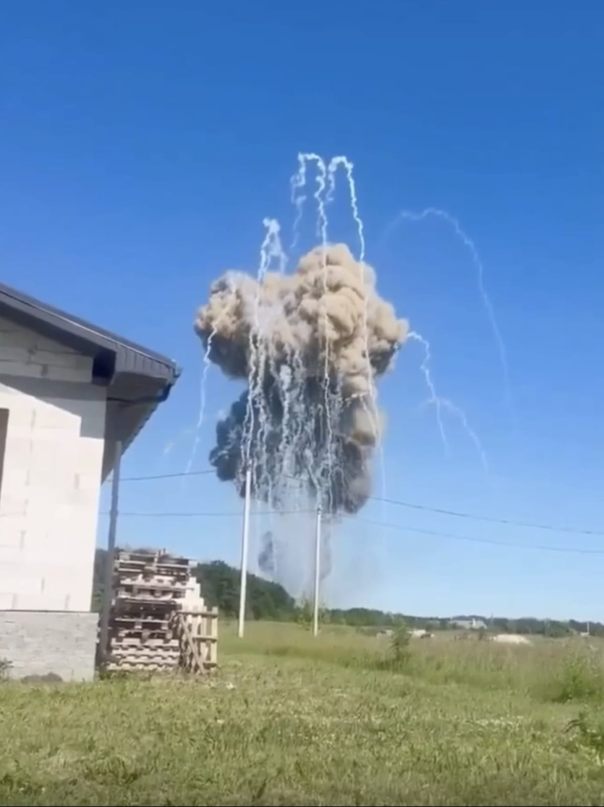 Під Бєлгородом вибухнув великий склад боєприпасів (відео)