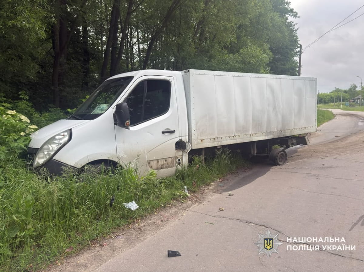 Ворог атакував автівку, яка розвозила хліб на Черн