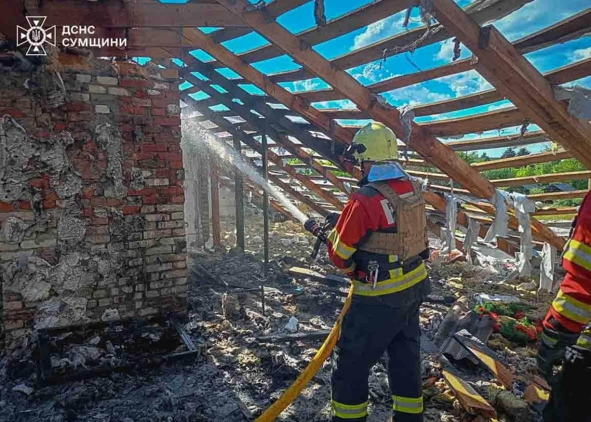 Росіяни атакували Сумщину: рятувальники загасили п