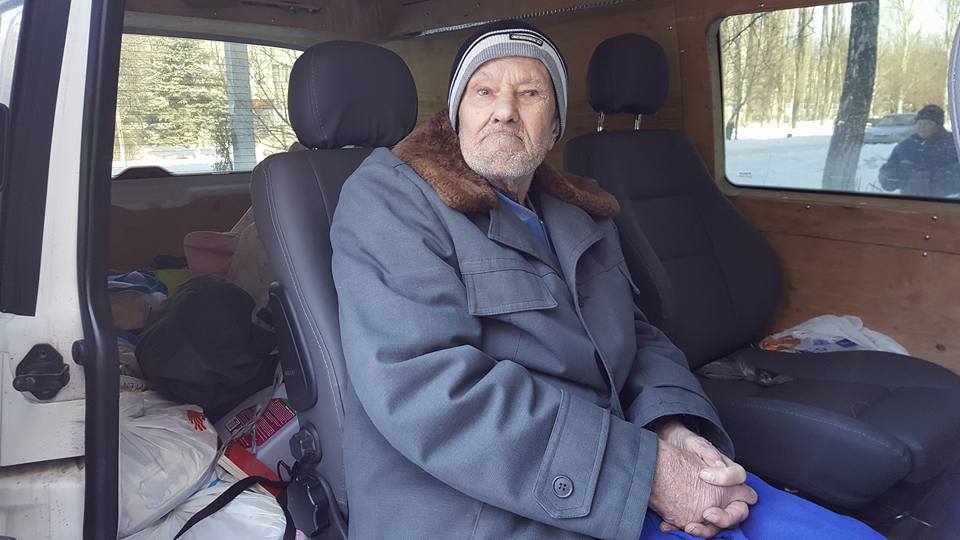 Нажахані люди, руїни будинків та ворожі снаряди під ногами – фото нічного артобстрілу Авдіївки бойовиками