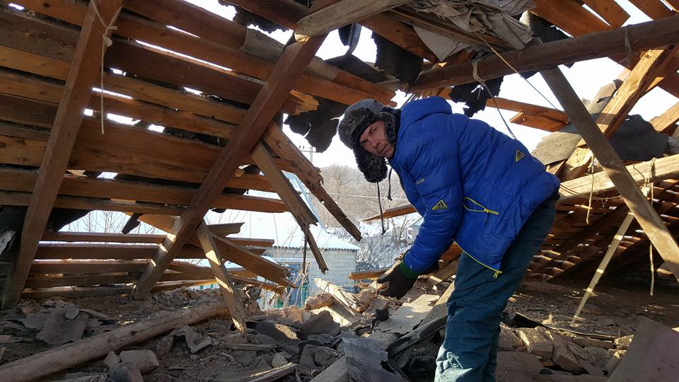Нажахані люди, руїни будинків та ворожі снаряди під ногами – фото нічного артобстрілу Авдіївки бойовиками