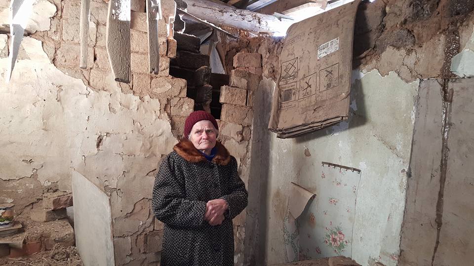 Нажахані люди, руїни будинків та ворожі снаряди під ногами – фото нічного артобстрілу Авдіївки бойовиками