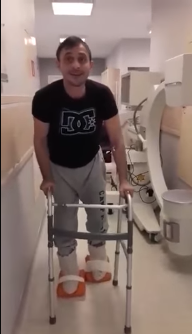 Поранений боєць став на ноги