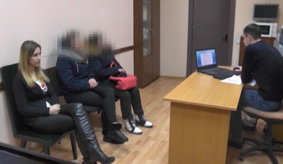У Києві поліцейські ледве встигли врятувати дівчинку від самогубства