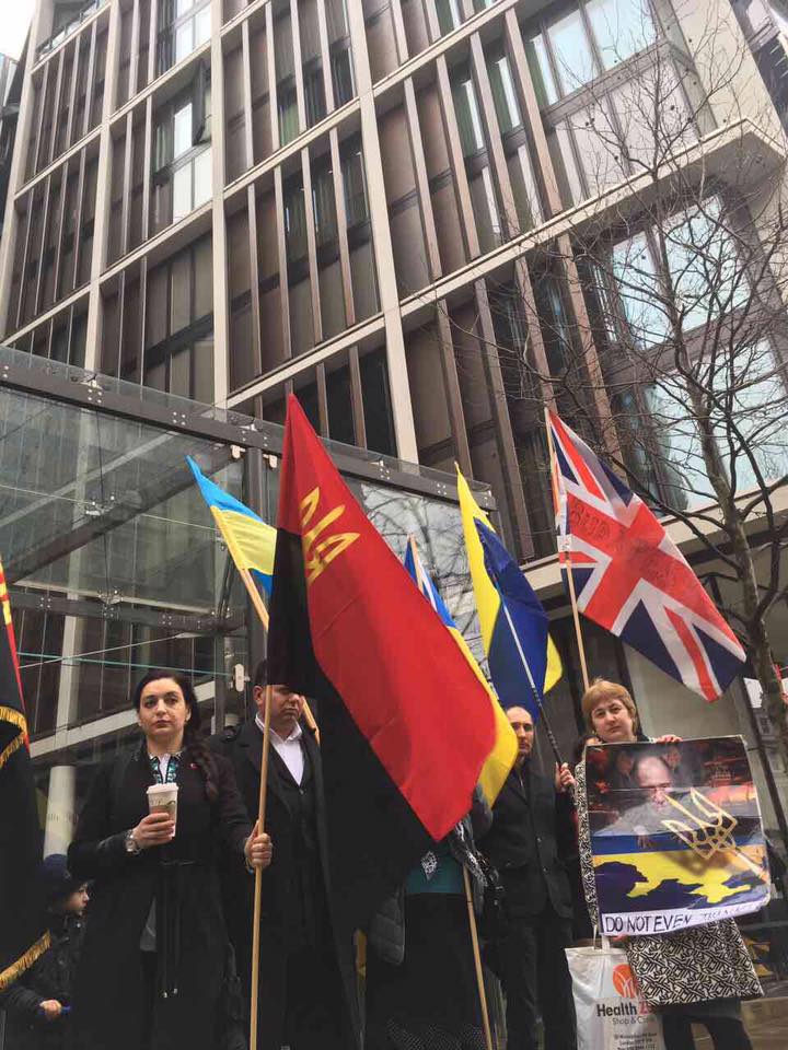 Мітинг під хатою Ахметова в Лондоні